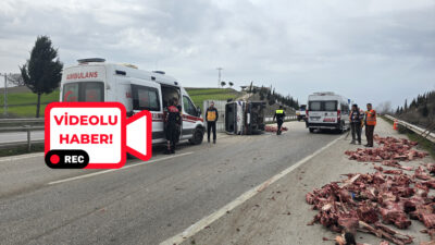 Balıkesir-Bursa yolunda Megane marka araç, mezbaha aracına çarptı. Devrilen araçtan