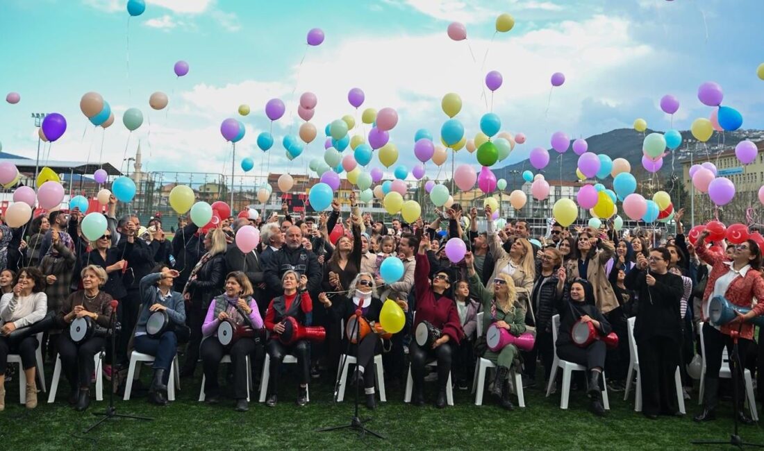 Gemlik Belediyesi, kanseri yenerek herkese örnek olan Sudenur için Gemlikspor’un