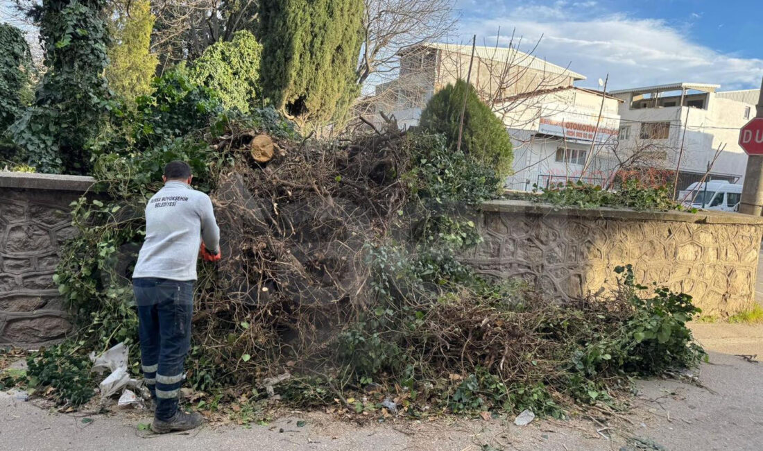 Bursa’da etkili olan şiddetli rüzgâr nedeniyle birçok olumsuz olay meydana