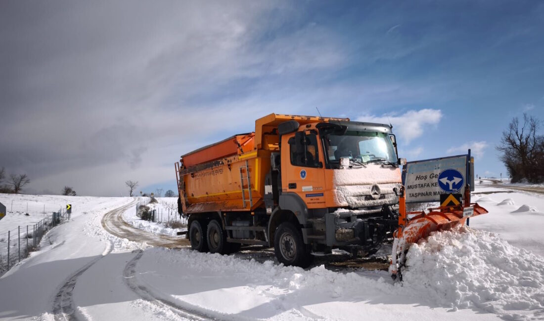 Bursa’da ana arterlerde ve kırsal mahalle yollarında karla mücadele çalışmalarını