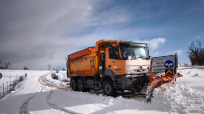 Bursa’da ana arterlerde ve kırsal mahalle yollarında karla mücadele çalışmalarını