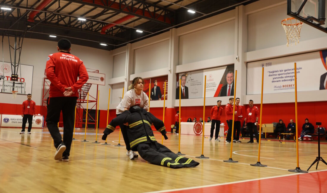 450 aday, Bursa’da itfaiyeci olabilmek için zorlu parkurda ter döktü.