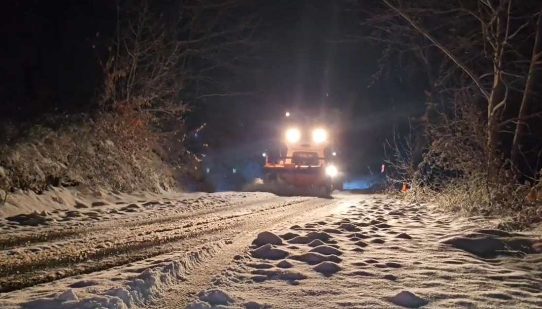 Bursa Büyükşehir Belediyesi ekipleri, karla mücadele faaliyetleri kapsamında gece boyunca