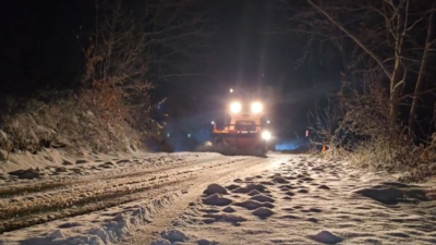 Bursa Büyükşehir Belediyesi ekipleri, karla mücadele faaliyetleri kapsamında gece boyunca