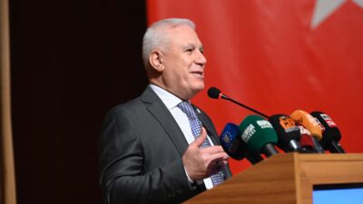 Bursa Büyükşehir Belediyesi tarafından düzenlenen ‘Eğitimde Yeni Yaklaşımlar’ konferansında konuşan