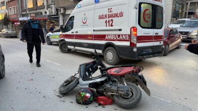 Eski Hastane önünde scooter ile otomobil çarpıştı.