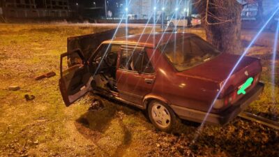 Bankalar Caddesinde Tofaş marka araç kavşağın içine düştü.