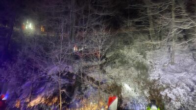 Suuçtu Şelalesi yolunda ilerlerken direksiyon hakimiyetini kaybedip uçurumdan aşağı yuvarlandılar.