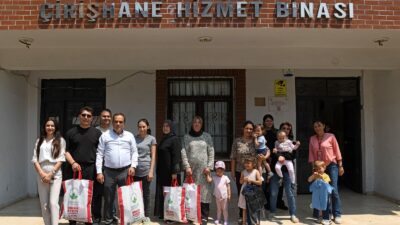 Osmangazi Belediyesi, kırsal mahallelerdeki ihtiyaç sahibi çocuklara bayramlık kıyafet dağıtarak