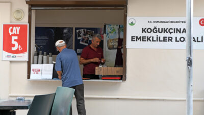 Osmangazi Belediyesi'nin açtığı Koğukçınar Emekliler Lokali, kısa sürede emeklilerin sosyal