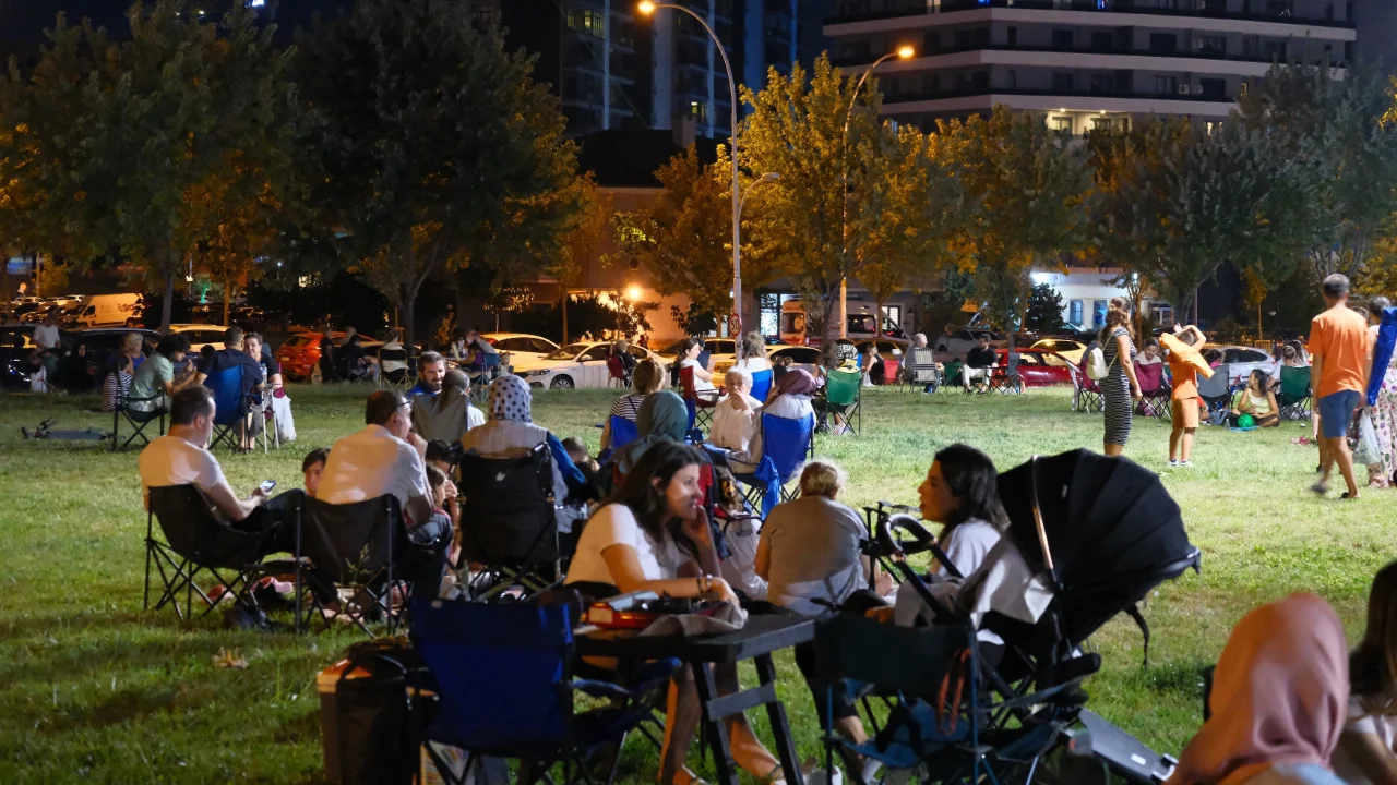 6898F48940457 Balikesir Depremi Bursalilari Sokaga Doktu