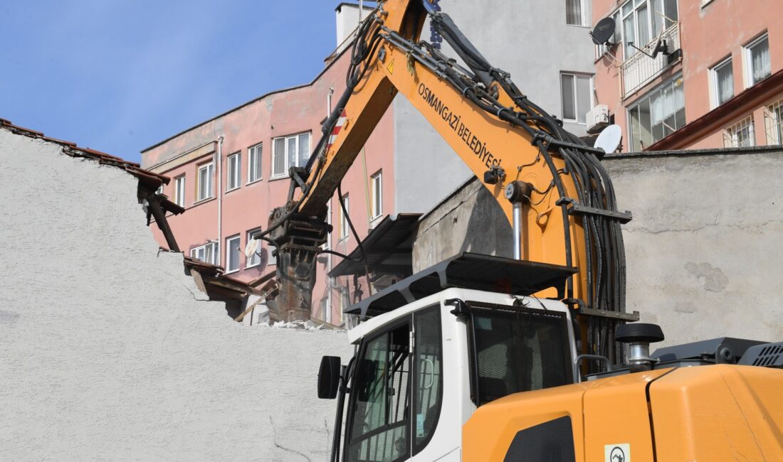 Osmangazi Belediyesi, ilçedeki kaçak yapıları tespit ederek bir bir yıkmaya