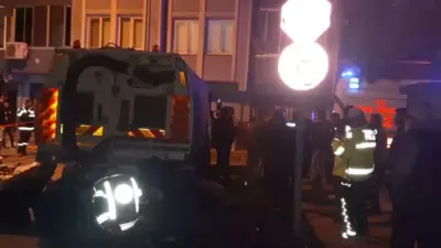 Karacabey'de pazar yerinde geri manevra yapan çöp kamyonunun altında kalan