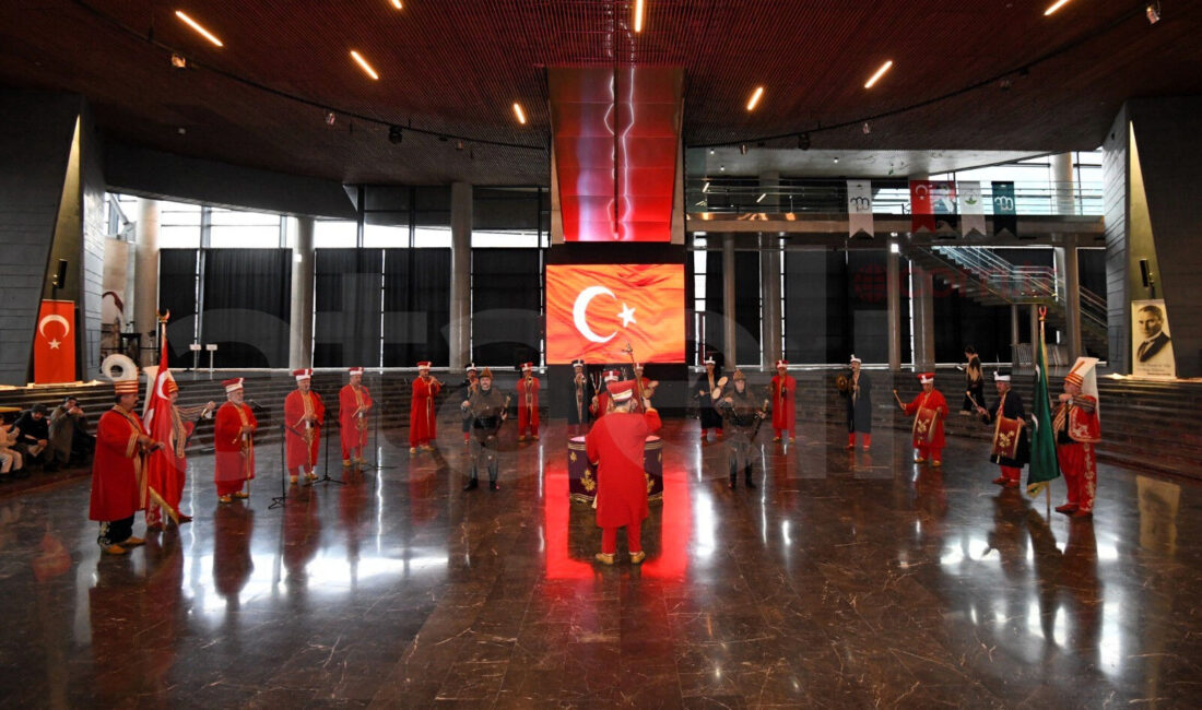 Tarihi Mehter Takımı ve Bursa Tahtakıran Kılıç Kalkan Ekibi, geçmişin