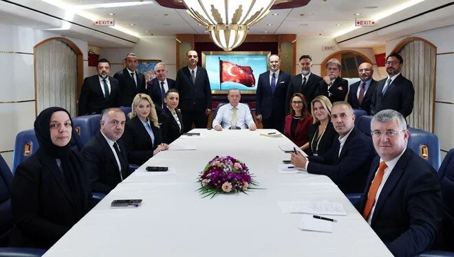 Cumhurbaşkanı Recep Tayyip Erdoğan, Körfez turu dönüşü uçakta gazetecilerin sorularını