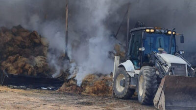 Derekadı Mahallesinde temizlik amacıyla yakılan ateş, samanlığa sıçrayınca yangın çıktı.