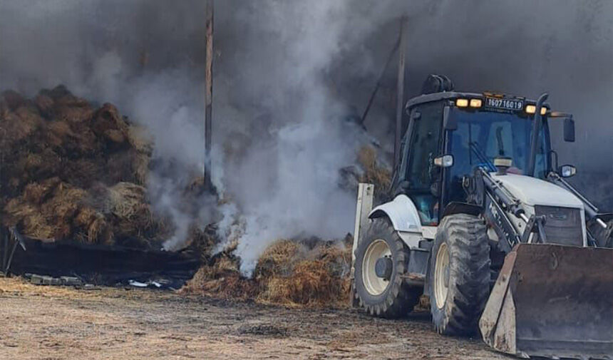 Derekadı Mahallesinde temizlik amacıyla yakılan ateş, samanlığa sıçrayınca yangın çıktı.