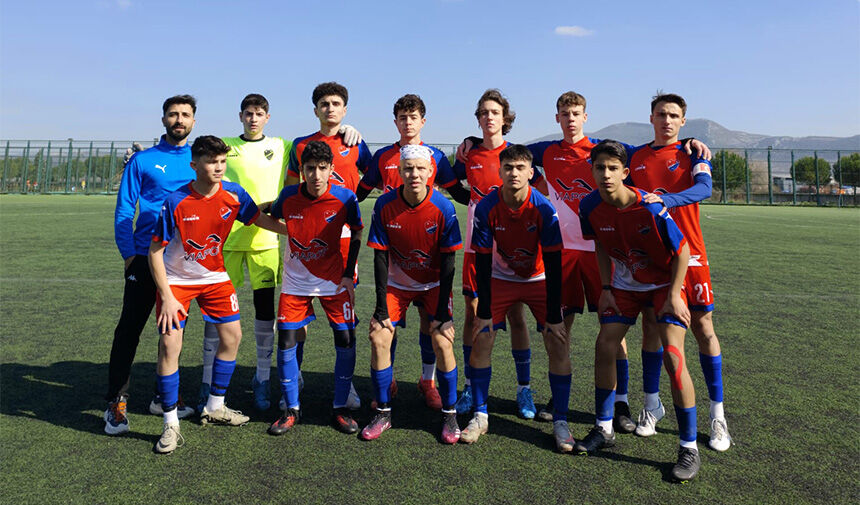 U17 1. Küme lig maçında Mustafakemalpaşaspor Belediye U17 Takımı, büyük