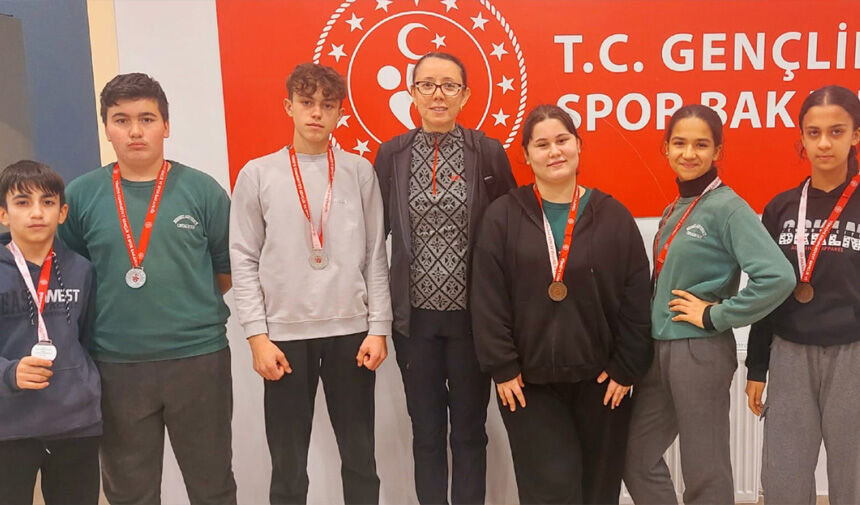 Mehmet Akif Ersoy Ortaokulu öğrencileri, Okul Sporları kapsamında düzenlenen 2.