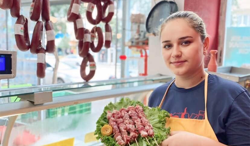 Bursa’nın Mustafakemalpaşa ilçesinde zincir marketlerden birinde kasap olarak görev yapan