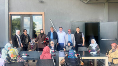 MHP Mustafakemalpaşa İlçe Teşkilatı ile KAÇEP birimi, ilçedeki huzurevlerine anlamlı