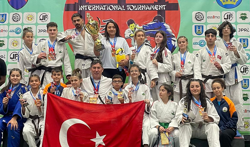 Osmangazi Belediye Spor Kulübü judocuları, Slovakya’nın Michalovce şehrinde düzenlenen 53’üncü