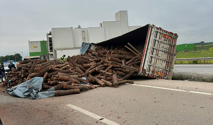 Sabah saatlerinde Balıkesir-Bursa Karayolu’nda meydana gelen trafik kazasında odun yüklü