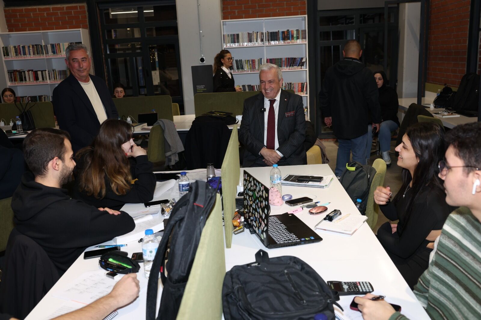 Başkan Şadi Özdemir’den Üniversitelilere Vize Morali 20112025 02