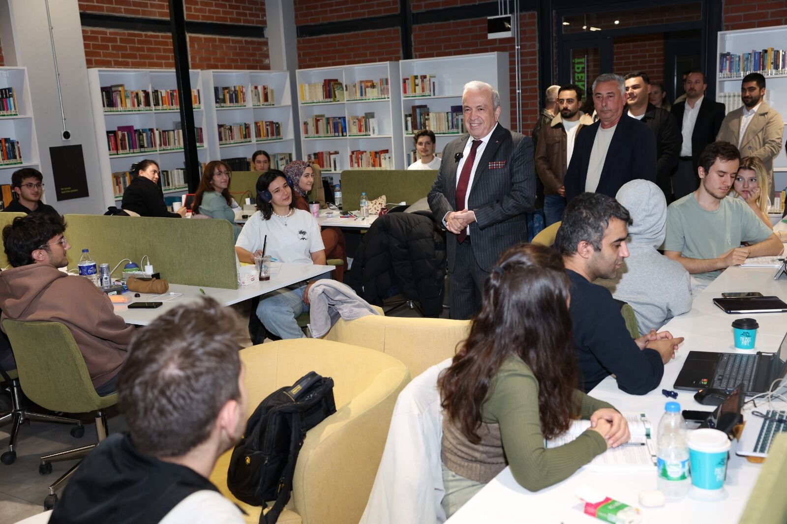 Başkan Şadi Özdemir’den Üniversitelilere Vize Morali 20112025 07