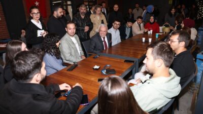 Nilüfer Belediye Başkanı Şadi Özdemir, vize sınavlarına hazırlanan üniversite öğrencilerini