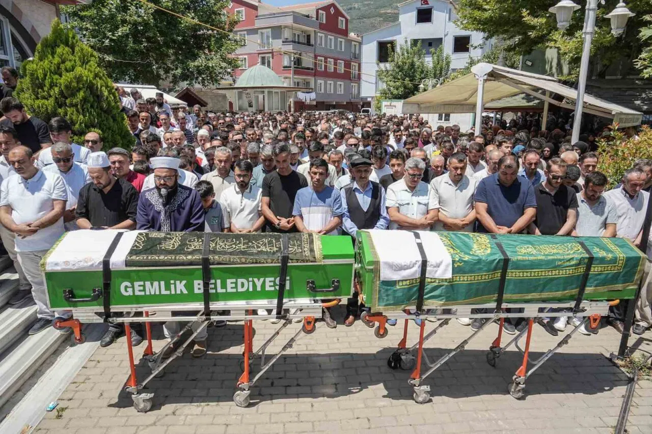 Golde Bogulan Iki Kucuk Kuzen Yan Yana Ugurlandi 0263417148A4