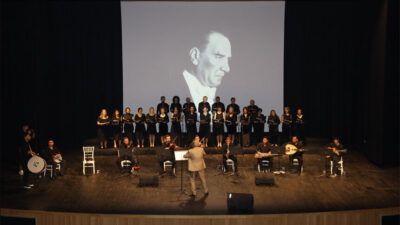 Mustafakemalpaşa Belediyesi tarafından düzenlenen ve Belediye Korosu'nun sahne aldığı Atatürk'ü