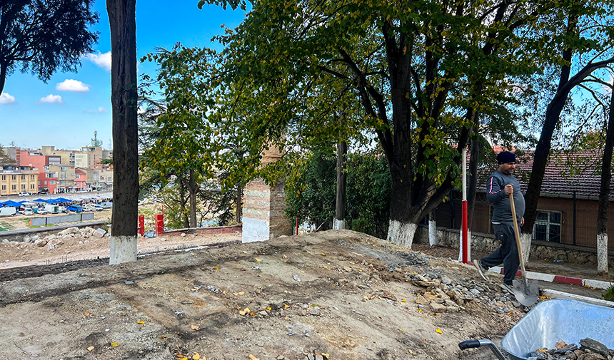 İlçemizde uzun süredir bakıma muhtaç halde bulunan ilçe şehitliğinde kapsamlı