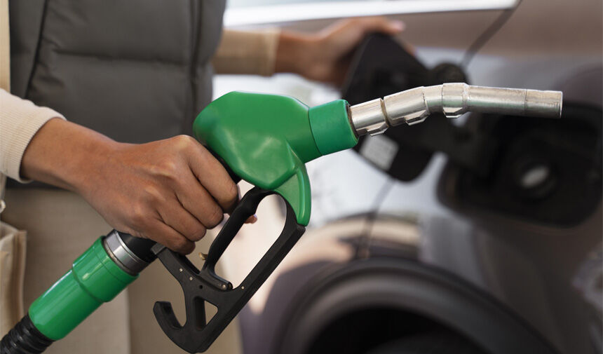 Benzin fiyatlarına 7 Ocak Salı gününden itibaren 1,27 TL'lik bir