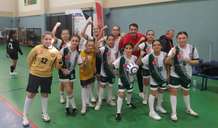 Güllüce Ortaokulu Yıldız Kız Futsal Takımı, gösterdiği üstün performansla şampiyonluk