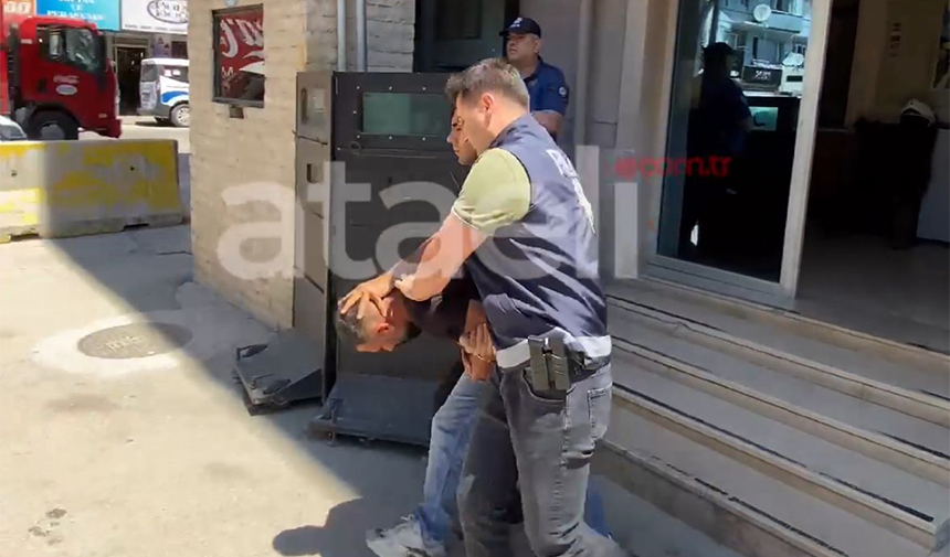 Mustafakemalpaşa’da bir markette kasiyer bayana yumrukla saldıran Vedat K. isimli