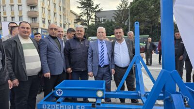 HAGEL, Mustafakemalpaşa’da tarım makinelerini muhtarlara teslim etti. Başkan Bozbey, köylülerin