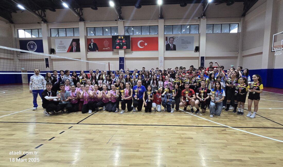 Mustafakemalpaşa'da düzenlenen Okullararası 2. Küme Voleybol Müsabakaları sona erdi. Dereceye