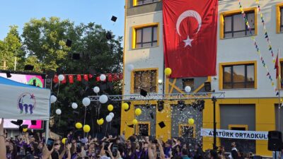 Atatürk Ortaokulu’nda mezuniyet coşkusu yaz şenliğiyle birleşti; sergi, müzik dinletisi