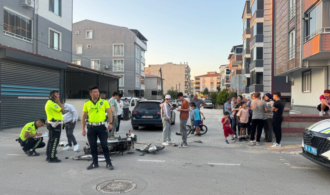 Tatkavaklı Şehit Ali Uzel Sokak’ta, iki motosikletli genç sola dönen