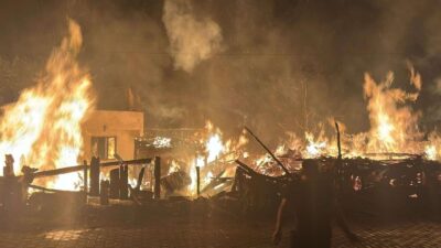 Mustafakemalpaşa ilçesine bağlı kırsal Sincansarnıç Mahallesi’nde dün gece çıkan yangın