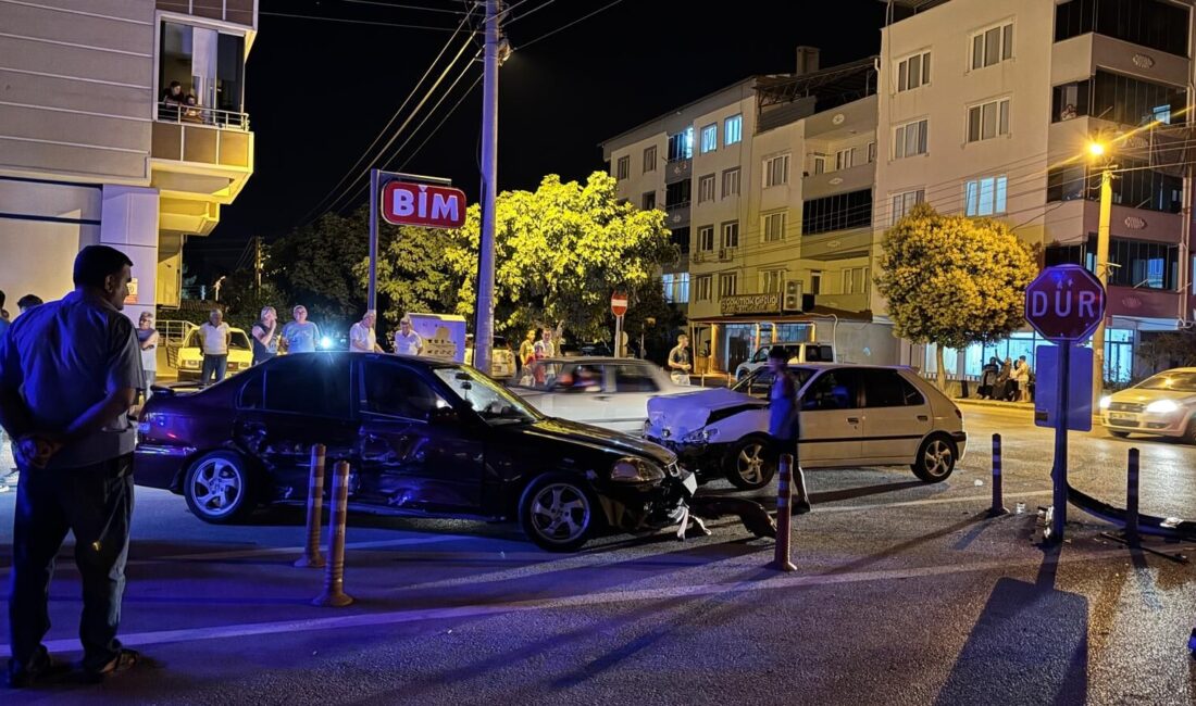 Bursa’nın Mustafakemalpaşa ilçesinde gece saatlerinde meydana gelen trafik kazasında 3
