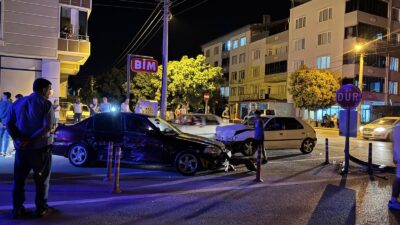 Bursa’nın Mustafakemalpaşa ilçesinde gece saatlerinde meydana gelen trafik kazasında 3