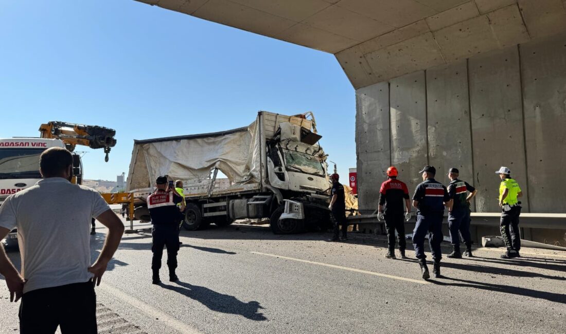 Balıkesir’den Mustafakemalpaşa yönüne gitmekte olan, tutkal ve boya malzemesi taşıyan
