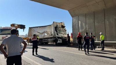 Balıkesir’den Mustafakemalpaşa yönüne gitmekte olan, tutkal ve boya malzemesi taşıyan