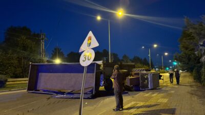 Bursa’nın Mustafakemalpaşa ilçesinde freni patlayan traktör, terminal yolunda yan yatarak