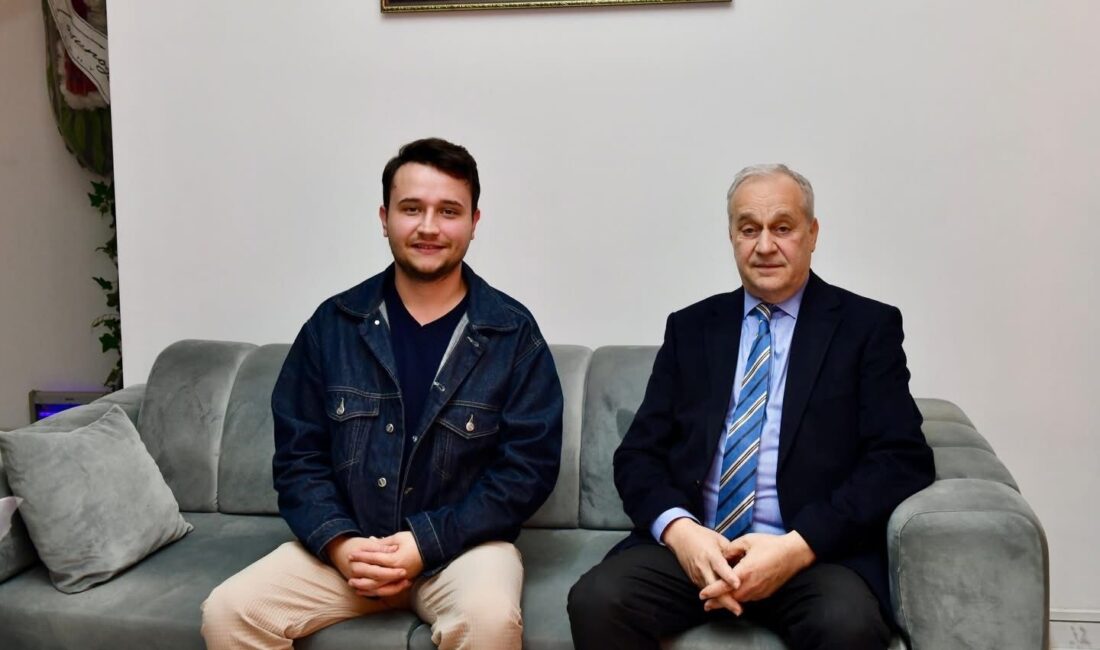 Mustafakemalpaşa Belediye Başkanı Şükrü Erdem ile Mustafakemalpaşa Belediye Başkan Yardımcısı