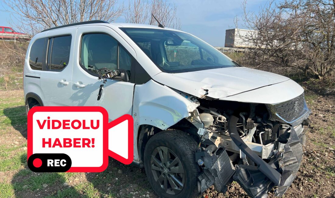 Polis Hatıra Ormanı yakınlarında araç direksiyon hakimiyetini kaybederek şarampole yuvarlandı.