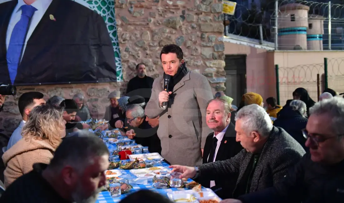 Osmangazi Belediyesi’nin Kiremitçi Mahallesi’nde düzenlediği mahalle iftarında vatandaşlar aynı sofrada