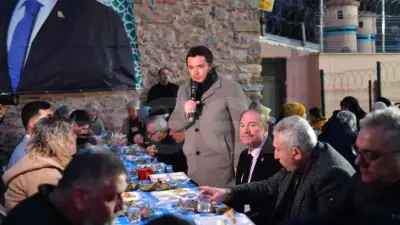 Osmangazi Belediyesi’nin Kiremitçi Mahallesi’nde düzenlediği mahalle iftarında vatandaşlar aynı sofrada